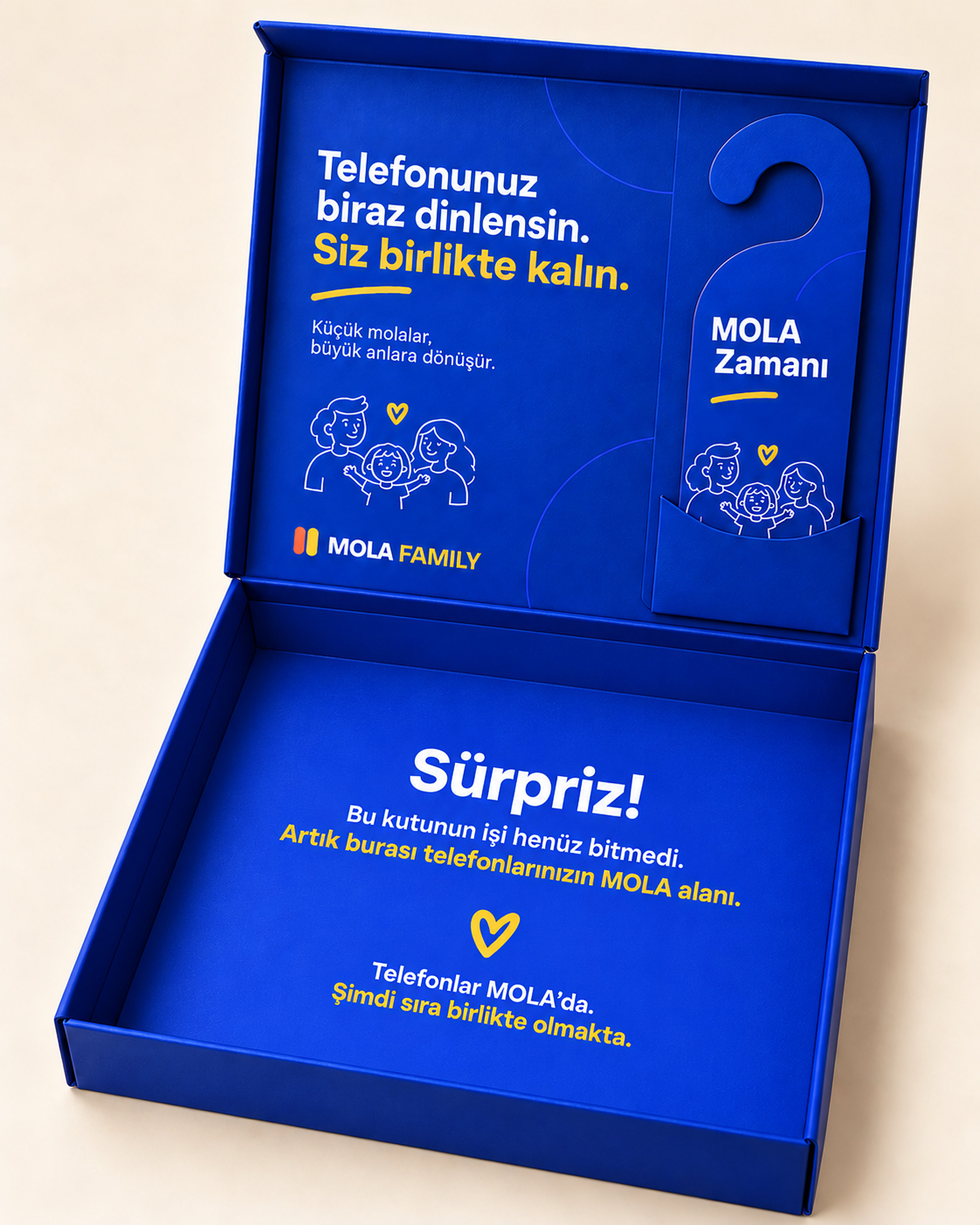 Açık ve boş kutu: kapağın içinde “Telefonunuz biraz dinlensin. Siz birlikte kalın.” yazısı ve cepte MOLA Zamanı kapı askısı; tabanda “Artık burası telefonlarınızın MOLA alanı.” yazıyor.